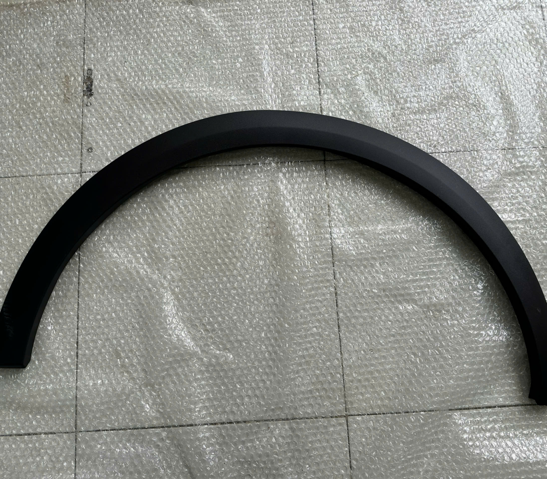 ỐP NHỰA BÁNH XE TRƯỚC BÊN TRÁI VFe34- CHÍNH HÃNG MỚI 100%