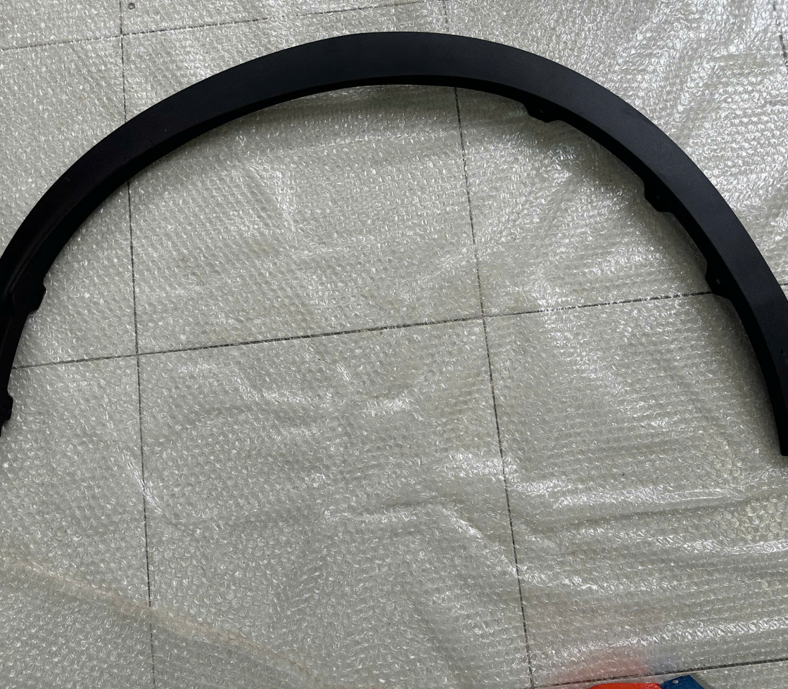 ỐP NHỰA BÁNH XE SAU BÊN PHẢI VF8 - CHÍNH HÃNG MỚI 100%