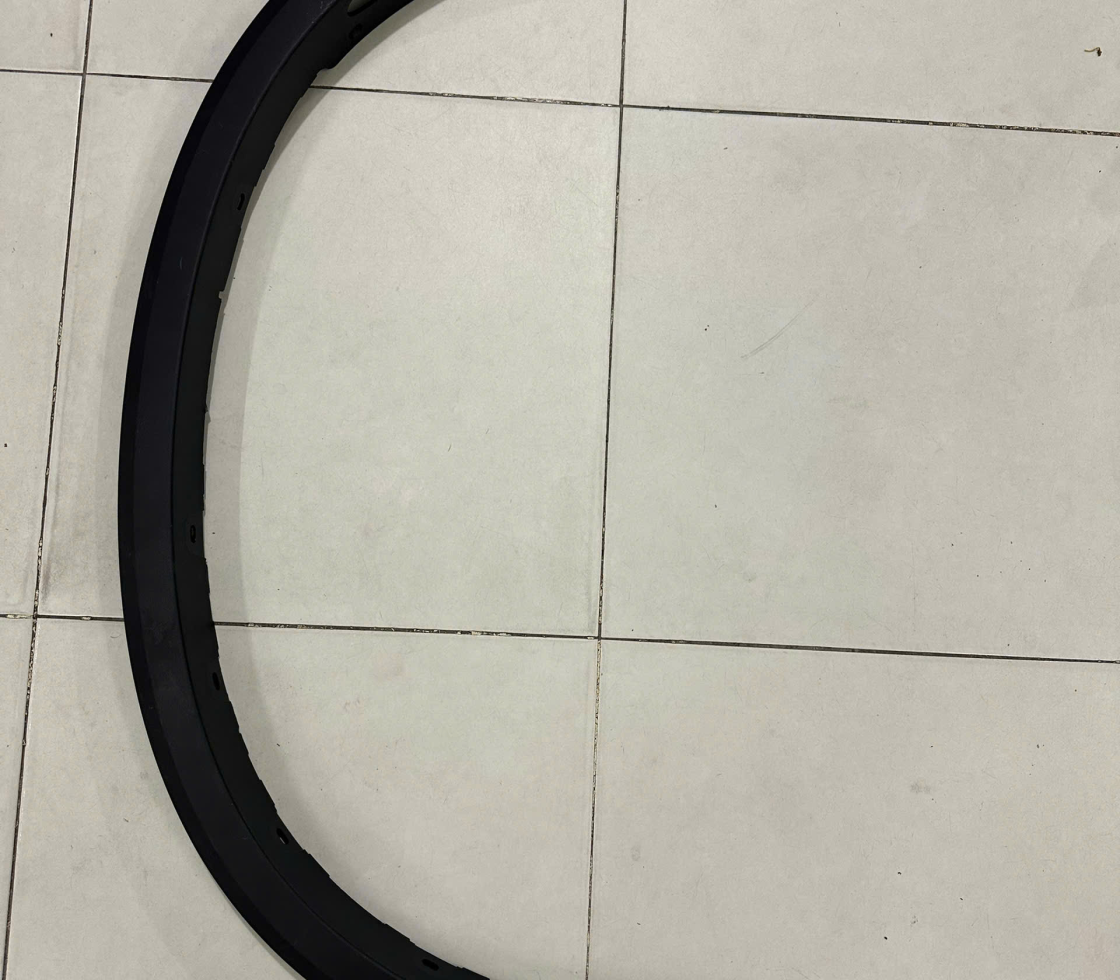 ỐP NHỰA CUA VÈ BÁNH XE TRƯỚC PHẢI LUX SA - CHÍNH HÃNG MỚI 100%