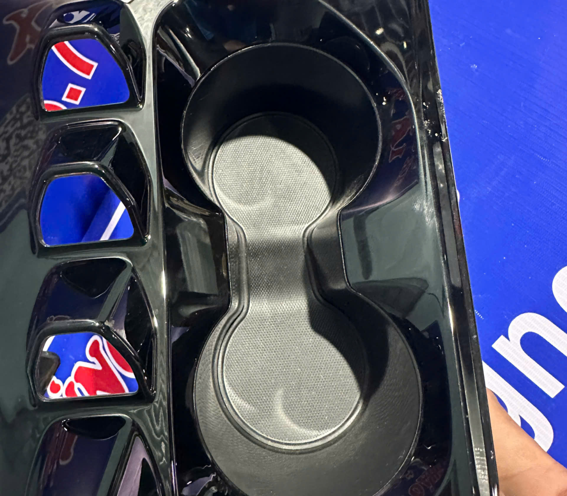 HỘC ĐỂ LY UỐNG NƯỚC VF8 - CHÍNH HÃNG MỚI 100%