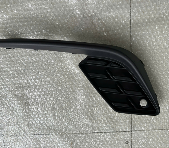 TẤM ỐP TRANG TRÍ ( NẸP NHỰA ĐEN CẢN TRƯỚC ) BÊN TRÁI VFe34 - CHÍNH HÃNG MỚI 100%