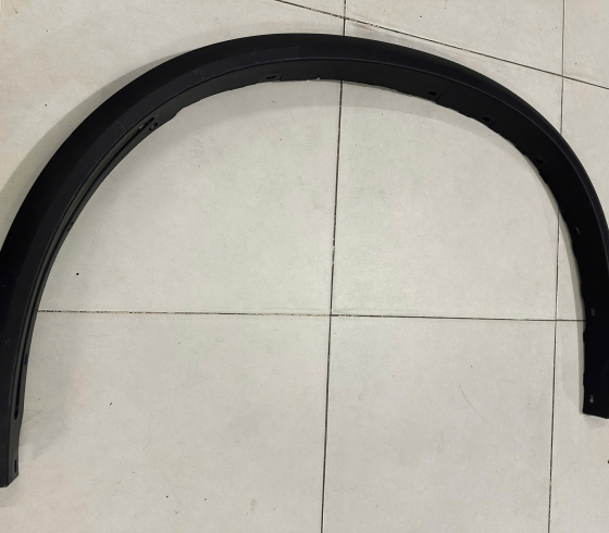 ỐP NHỰA ĐEN CUA VÈ BÁNH XE TRƯỚC TRÁI LUX SA - CHÍNH HÃNG MỚI 100%